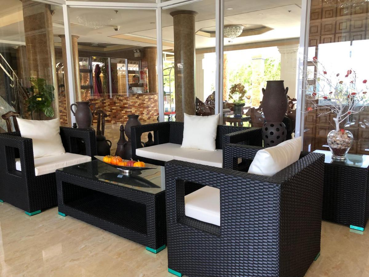 Em Royalle Hotel & Beach Resort San Juan  Buitenkant foto